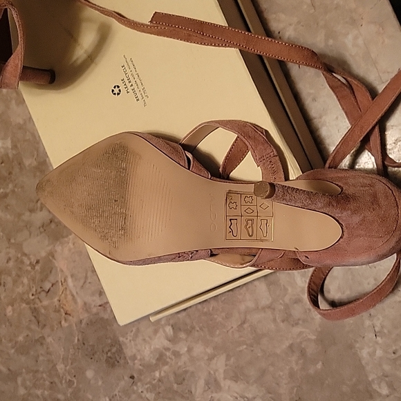 Beautiful suede Shoes - Picture 3 of 6